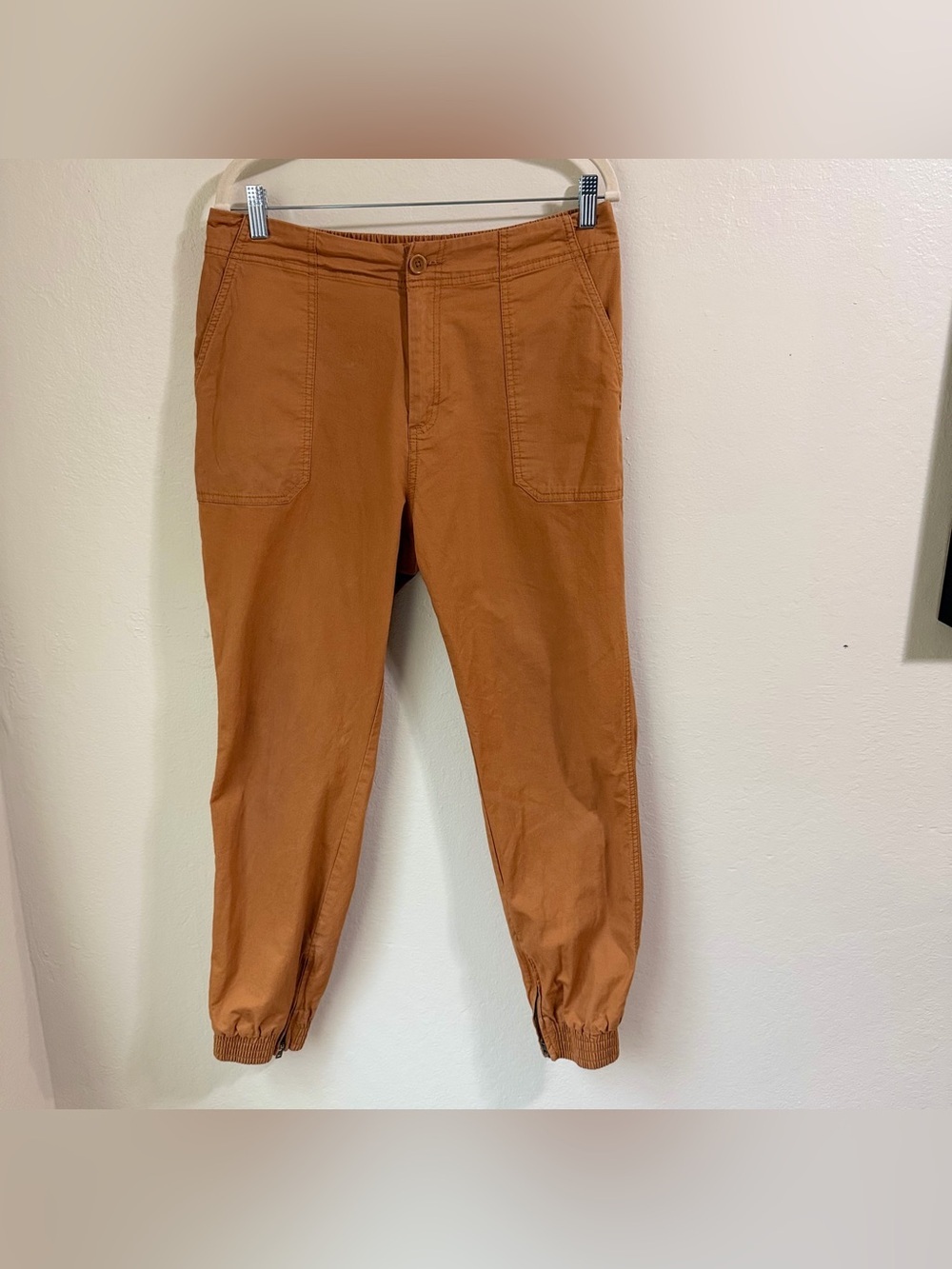 Pact women’s twill utility jogger pants in warm terracotta organic cotton size L